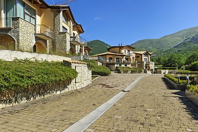 Schönes Ferienhaus in Scanno mit Terrasse
