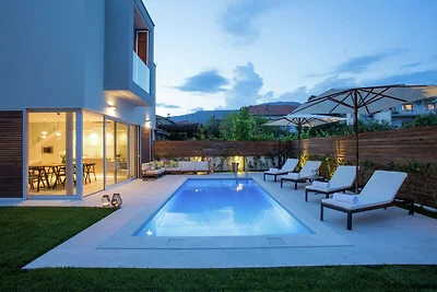 Luxuriöse Villa mit privatem Pool und Garten