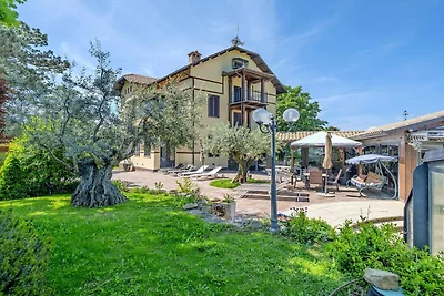 Villa in collina sulle Marche con piscina