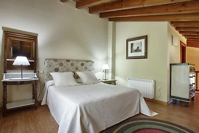 Spazioso cottage a Nava con piscina