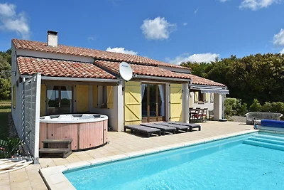Villa mit beheiztem Pool und Whirlpool