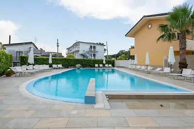 Villa in Residence con piscina e giardino