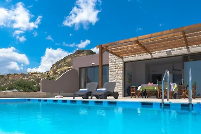 Villa bij Laki Beach met Zwembad