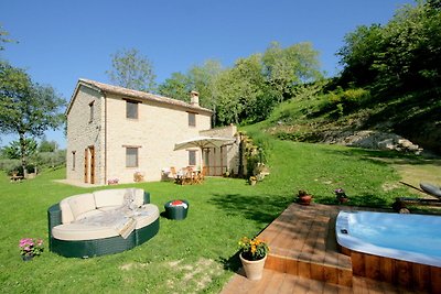 Charmante Villa in Monte San Martino mit...