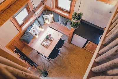 Schönes Baumhaus aus Holz mit Terrasse