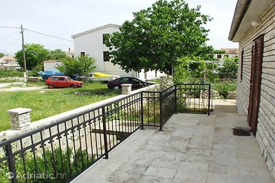 Haus mit drei Schlafzimmern und Terrasse