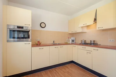 Strohgedeckte Villa mit Geschirrspüler, 2 km ...