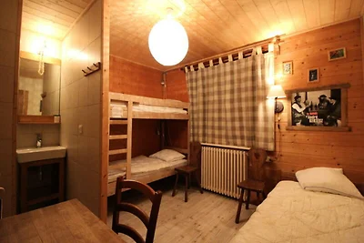 Traditionelles Chalet mit Holzdekor, sehr war...