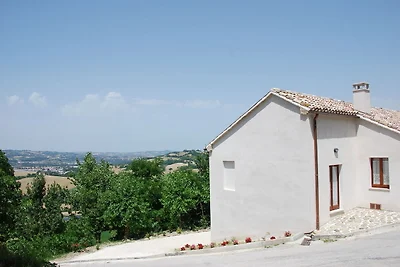 Caratteristico casale a Barchi (Marche)