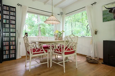 Komfortables Ferienhaus in einem Waldgebiet