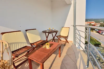 Geräumiges Ferienhaus in Bibinje mit Garten