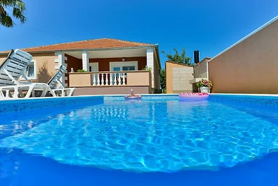 Ferienhaus in Benkovac mit Schwimmbecken