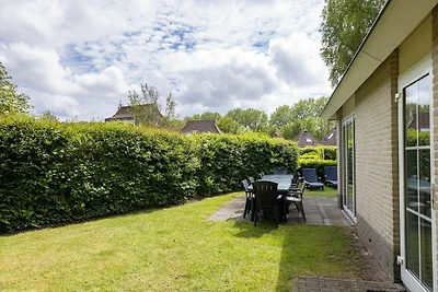Vrijstaande bungalow met bubbelbad en solariu...