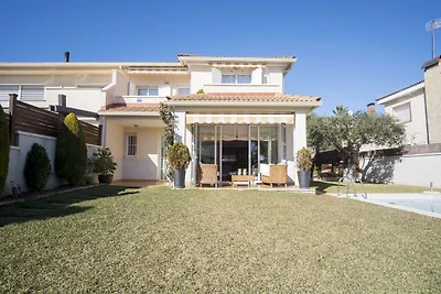 Elegante villa a Calafell con piscina