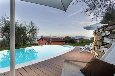 Villa vicino Lucca con piscina e vista