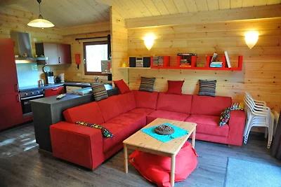 Chalet in legno con stufa a legna