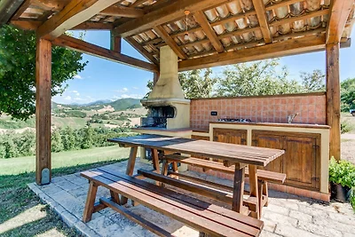 Elegante Casa Vacanze a Urbania con Giardino