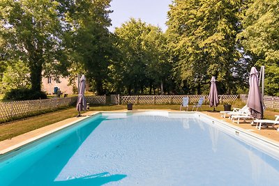 Castello storico a Chaleix con piscina in...