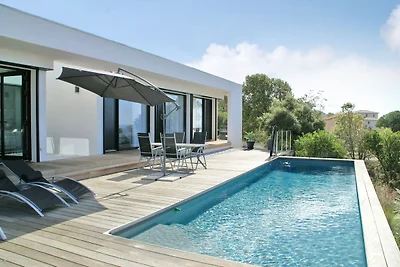 Geräumige moderne Villa mit privatem Pool