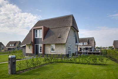 Chic Villa mit einem Kamin in Tjekemeer