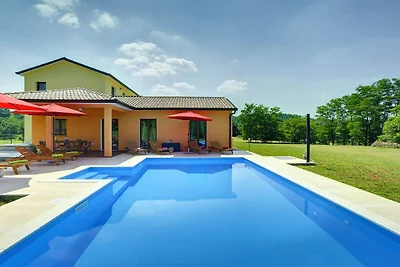 Villa con piscina a Pisino