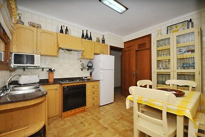 Well maintained house with garden 100m from t...