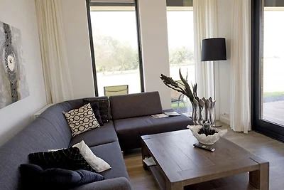 Moderne Lodge am Wasser in einem Nationalpark
