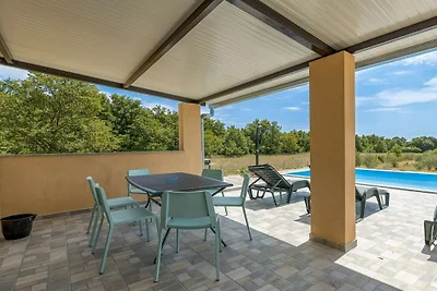 Ferienhaus in Jursici mit Schwimmbecken