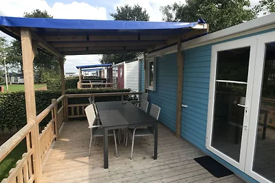 Buntes Chalet mit Veranda in Friesland