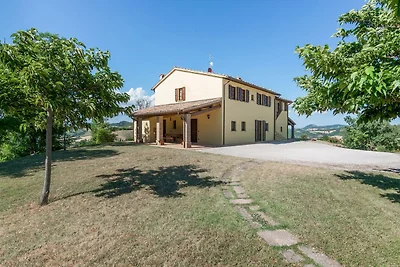 Elegante Casa Vacanze a Urbania con Giardino