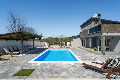 Moderne Villa mit privatem Pool