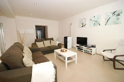 Moderna casa vacanze a Cela con piscina...
