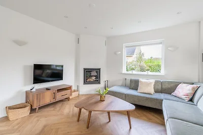 Modern eingerichtetes Ferienhaus für 6...