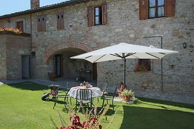 Ansprechende Wohnung in Todi mit Swimmingpool