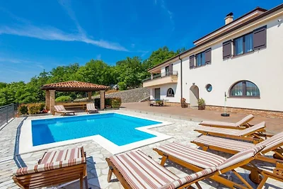Villa in Kastav mit Schwimmbecken