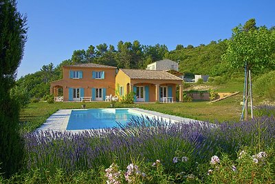 Luxuriöse Villa mit Pool in...
