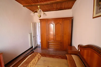 Ferienhaus auf einem Hügel mit Balkon