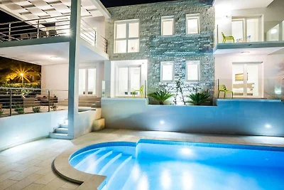 Villa in Bol mit Schwimmbecken