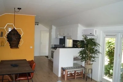 Haus auf Wasser, umgeben von der Natur...