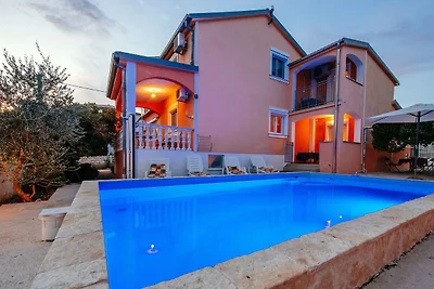 Schönes Ferienhaus in Maslenica in Strandnähe