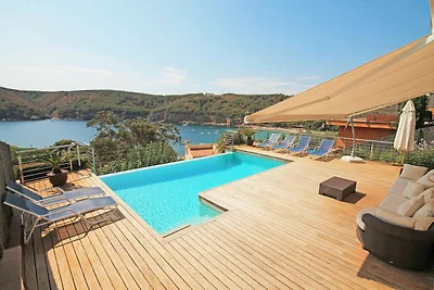 Haus mit großem Garten und privatem Pool