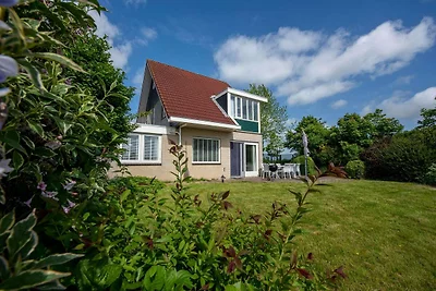 Geräumiges Ferienhaus mit privatem Bootssteg