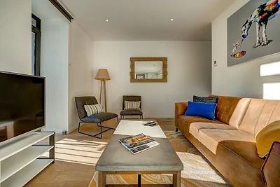 Central Apartment with Balcony & Mountain...