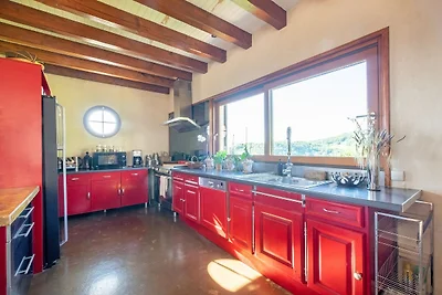 Steinhaus mit Pool und Garten
