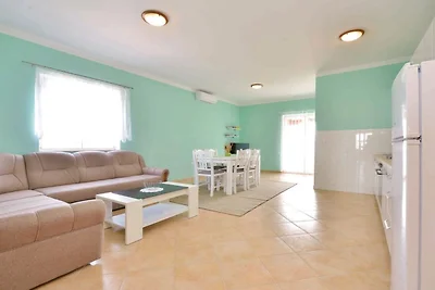 Holiday Home Villa Ksenija - Six Bedroom Holi...