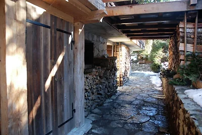 Traditionelles Chalet mit Bergblick