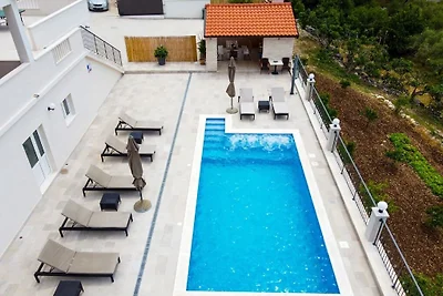 Villa in Gruda mit Swimmingpool
