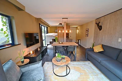 Moderne Suite mit Kombimikrowelle in der Nähe...