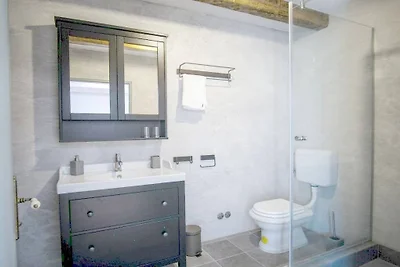Villa in Kurili mit Schwimmbecken