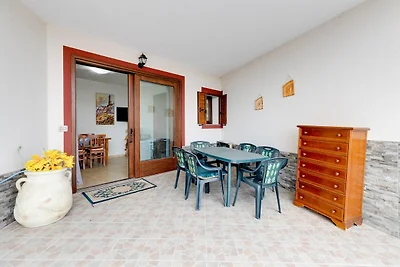 Con espacio exterior privado y aparcamiento.